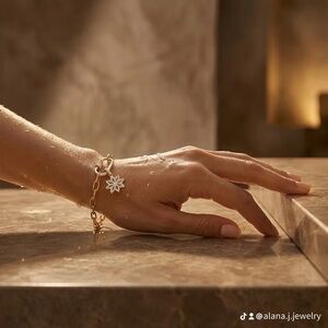 NEW 18K GOLD PLATED LOTUS BLOOM BRACELET